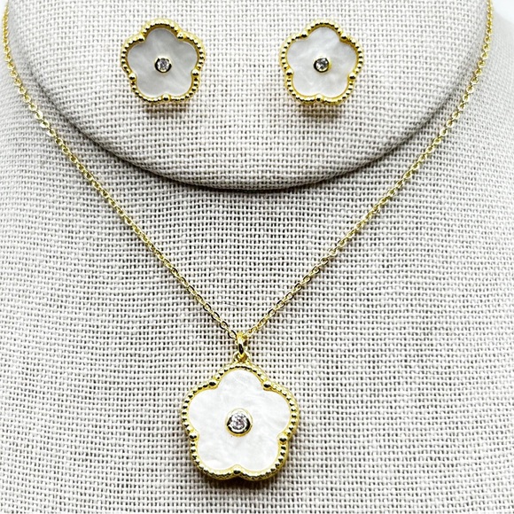 NWOT 18k GP stainless steel aqua colored clover set, necklace is adjus to 18” - Picture 16 of 16